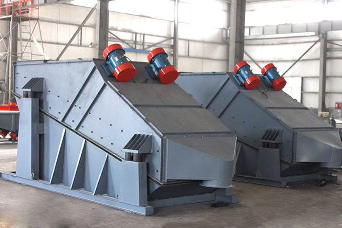 ZSG矿用振动筛采用双电机振动，电机位置安装在顶部，便于更好的传递振动力。