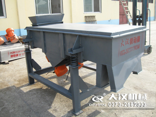 1016型直线振动筛的材质分为：不锈钢，碳钢两种可以选择。