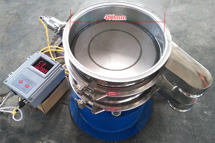 小型振动筛采用弹跳球为清网装置，清网效果好。